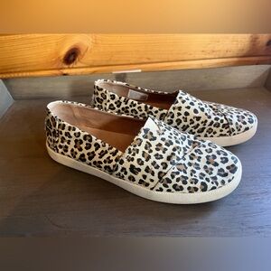 TOMS - Avalon slip ons (Birch Leopard Print) Size 8.5